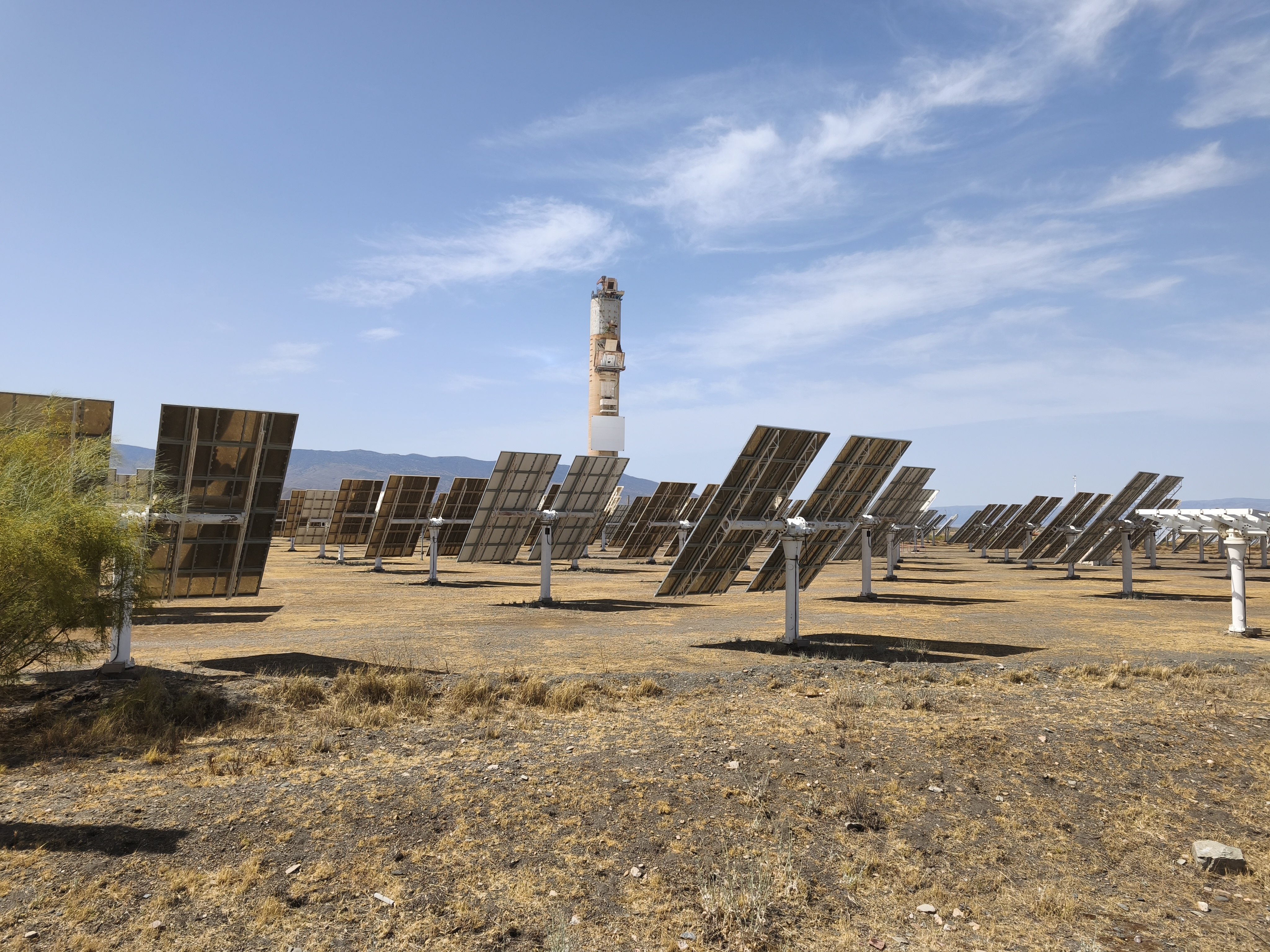 Heliostatos de concentración en el campo solar del proyecto